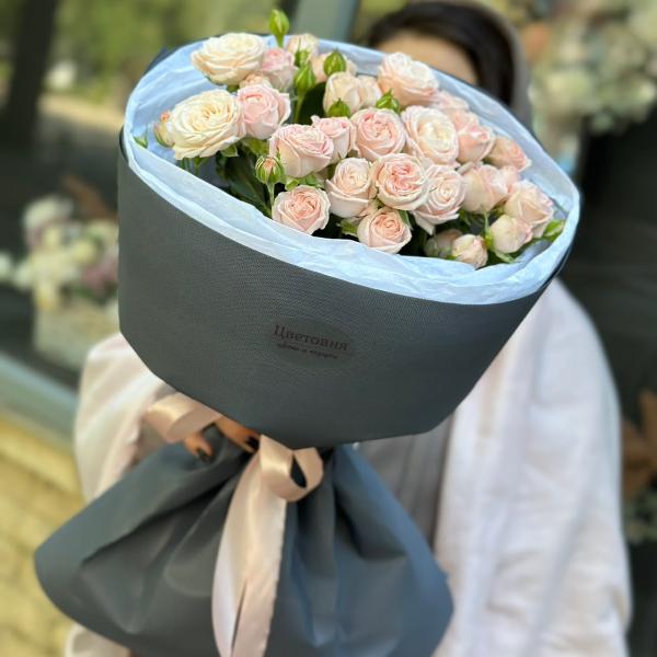 Букет из пионовидных кустовых роз  "Бомбастик"