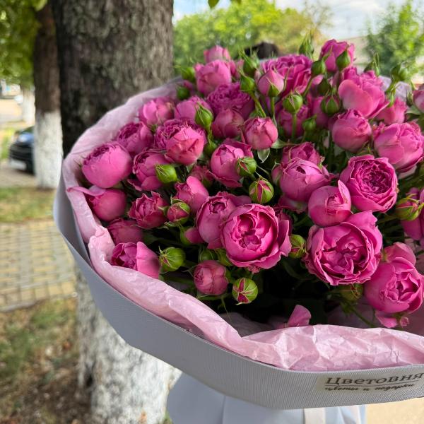 Букет из кустовых пионовидных роз "Гравитация"