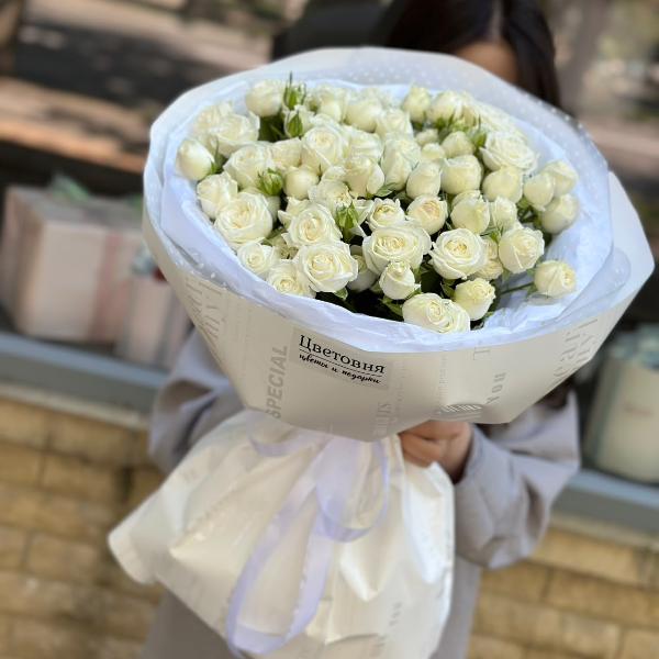 Букет из кустовых пионовидных роз "Первый снег"