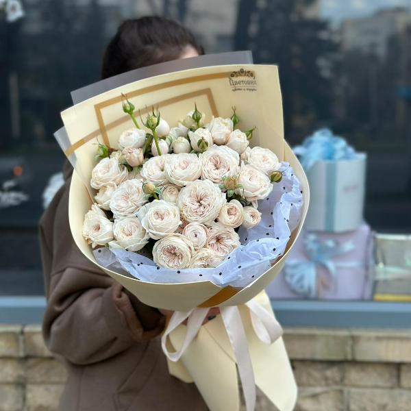 Букет из пионовидных кустовых роз "Трепет"
