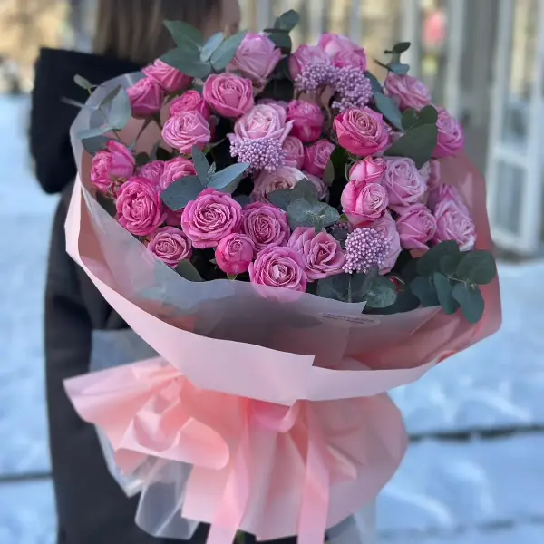 Букет из кустовых пионовидных роз "Розовая бестия"